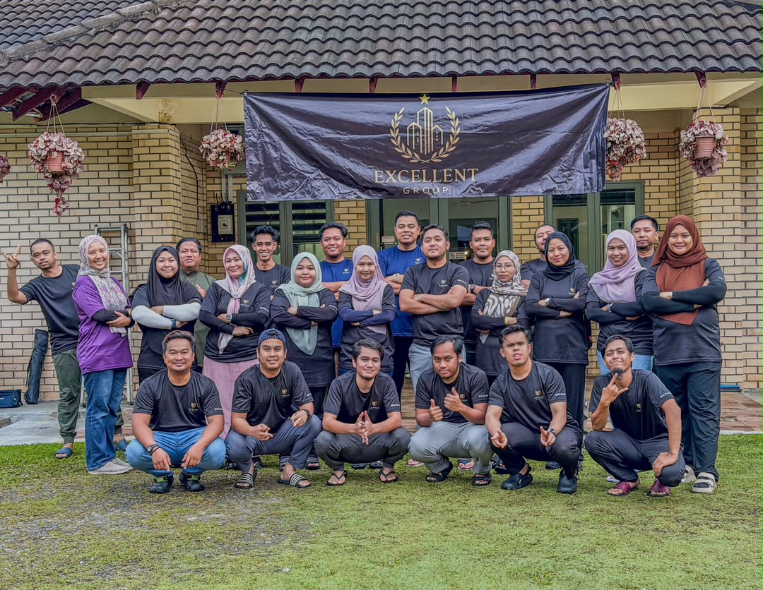 Pasukan Excellent Group bergambar bersama di luar pejabat